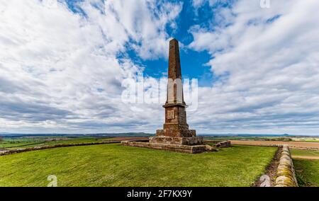 Viktorianisches Balfour-Denkmal auf einem Hügel aus Sandstein, Blaikie Heugh, East Lothian, Schottland, Großbritannien Stockfoto