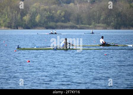 Varese, Italien. April 2021. Varese, Italien Pressekonferenz zur 2021 Vorstellung der europäischen olympischen und paralympischen Kontinentalqualifikationsregatta und der Europäischen Rudermeisterschaften 2021, an der Davide Galimberti, Bürgermeister von Varese und Präsident des Organisationskomitees, Pierpaolo Frattini, Direktor des Organisationskomitees, Francesco Cattaneo technischer Direktor des italienischen Ruderteams, Matt Smith FISA Executive Director auf dem Foto: Athleten Trainingsphasen Kredit: Unabhängige Fotoagentur/Alamy Live News Stockfoto