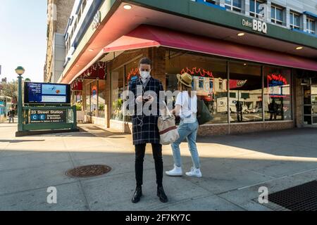 Maskierte Fußgänger in Chelsea in New York während der COVID-19-Pandemie am Mittwoch, den 6. April 2021. (ÂPhoto von Richard B. Levine) Stockfoto