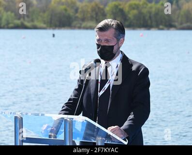 Varese, Italien. April 2021. Varese, Italien Pressekonferenz zur 2021 Vorstellung der europäischen olympischen und paralympischen kontinentalen Qualifikationsregatta und der europäischen Rudermeisterschaften 2021, an der Davide Galimberti, Bürgermeister von Varese und Präsident des Organisationskomitees, Francesco Cattaneo, technischer Direktor des italienischen nationalen Ruderteams, Matt Smith Executive Director von FISA auf dem Foto: Roberto Selva, Chief Marketing and Customer Officer von Esselunga Credit: Independent Photo Agency/Alamy Live News Stockfoto