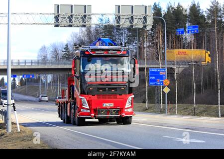 Rot-schwarzer Volvo-Mobilkran-LKW von Nosto ja Kuljetus Karttunen Oy im Frühjahr auf der Straße in Forssa, Finnland. April 2021. Stockfoto