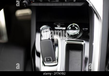 Nahaufnahme eines Automatikgetriebeknopfes in einem neuen modernen Auto. Draufsicht. Car Detail Stockfoto