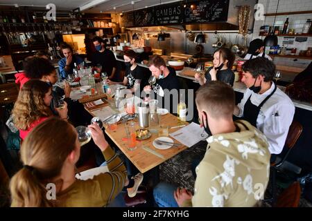 Mitarbeiter nehmen an einer Menüverkostung in der Gambas Tapas Bar in Wapping Wharf, Bristol Teil, während sie sich darauf vorbereiten, am 12. April, wenn weitere Sperrbeschränkungen in England gelockert werden, für das Abendessen im Freien wieder zu öffnen. Bilddatum: Donnerstag, 8. April 2021. Stockfoto