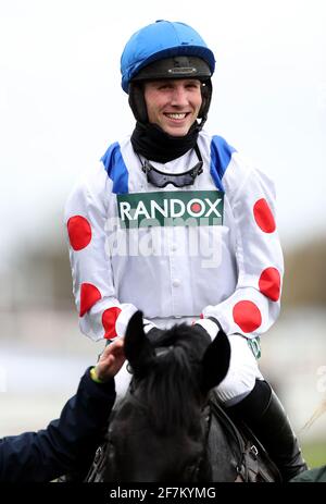 Jockey Harry Cobden nach dem Gewinn des Doom Bar Anniversary 4-Y-O Juvenile Hurdle auf Monmiral während des Liverpool NHS Day des Randox Health Grand National Festivals 2021 auf der Aintree Racecourse, Liverpool. Bilddatum: Donnerstag, 8. April 2021. Stockfoto