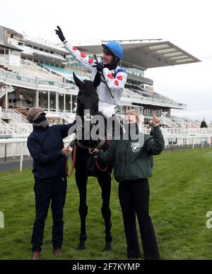 Jockey Harry Cobden feiert nach dem Gewinn des Doom Bar Anniversary 4-Y-O Juvenile Hurdle auf Monmiral während des Liverpool NHS Day des Randox Health Grand National Festivals 2021 auf der Aintree Racecourse, Liverpool. Bilddatum: Donnerstag, 8. April 2021. Stockfoto