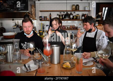 Mitarbeiter nehmen an einer Menüverkostung in der Gambas Tapas Bar in Wapping Wharf, Bristol Teil, während sie sich darauf vorbereiten, am 12. April, wenn weitere Sperrbeschränkungen in England gelockert werden, für das Abendessen im Freien wieder zu öffnen. Bilddatum: Donnerstag, 8. April 2021. Stockfoto