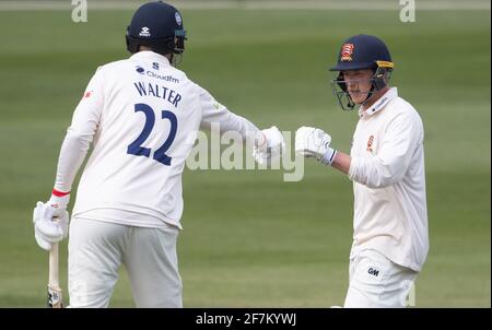 Tom Westley von Essex (rechts) feiert sein halbes Jahrhundert während des LV= Insurance County Championship-Spiels auf dem Essex County Ground, Chelmsford. Bilddatum: Donnerstag, 8. April 2021. Stockfoto