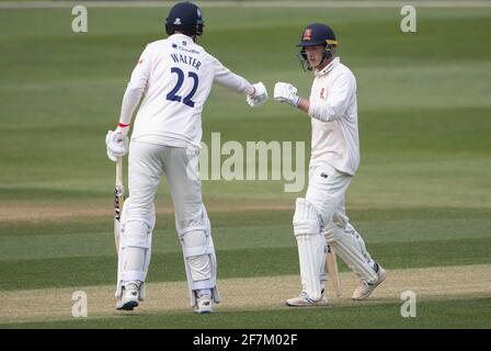 Tom Westley von Essex (rechts) feiert sein halbes Jahrhundert während des LV= Insurance County Championship-Spiels auf dem Essex County Ground, Chelmsford. Bilddatum: Donnerstag, 8. April 2021. Stockfoto