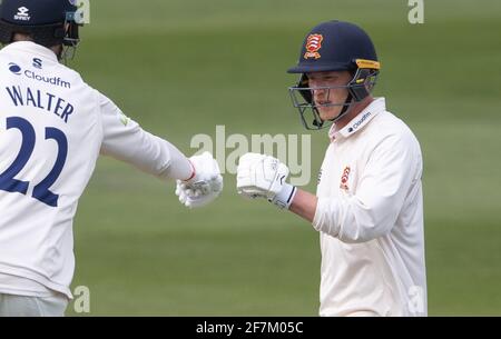 Tom Westley von Essex (rechts) feiert sein halbes Jahrhundert während des LV= Insurance County Championship-Spiels auf dem Essex County Ground, Chelmsford. Bilddatum: Donnerstag, 8. April 2021. Stockfoto