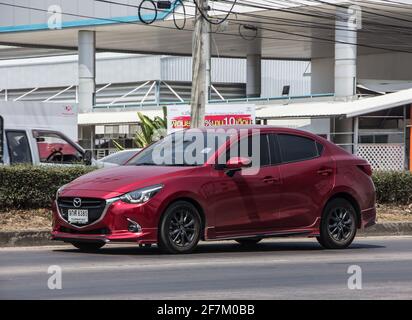 Chiangmai, Thailand - März 4 2021: Privater Öko-Wagen Mazda 2. Auf der Straße Nr. 1001 8 km vom Chiangmai Business Area. Stockfoto