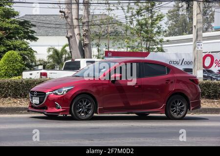 Chiangmai, Thailand - März 4 2021: Privater Öko-Wagen Mazda 2. Auf der Straße Nr. 1001 8 km vom Chiangmai Business Area. Stockfoto