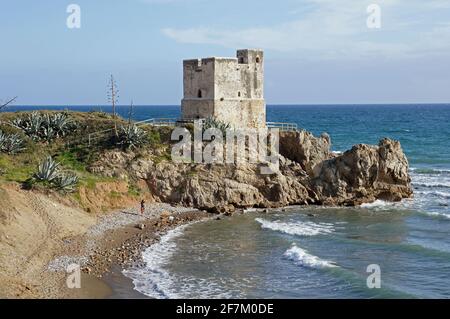 Die Küste bei Estepona in Spanien: Der Torre de la Sal Stockfoto