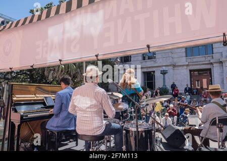 NEW ORLEANS, LA, USA - 14. APRIL 2019: Rückansicht der French Quarter Festival Bühne mit Debbie Davis und ihrer Band Stockfoto