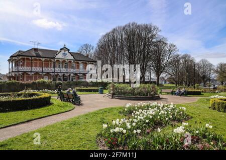 Die Menschen kehren nach der Sperre in unsere Parks zurück. Bunte Blumenbeete umgeben einen Brunnen im Rose Garden im Devonport Park in Plymouth wird oft empfohlen Stockfoto