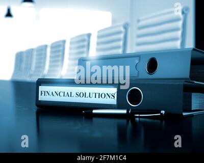 Financial Solutions - Ringbuch auf Holztischunterlage. Financial Solutions – Geschäftskonzept auf getöntem Hintergrund. 3D-Rendern. Stockfoto