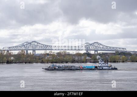 NEW ORLEANS, LA, USA - 28. DEZEMBER 2019: Barge auf dem Mississippi River in New Orleans Stockfoto