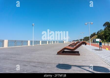 Russland, Region Königsberg, Swetlogorsk, 9. August 2020. Strandpromenade bei sonnigem Wetter. Eine einsame Strandpromenade am frühen Morgen. Stockfoto