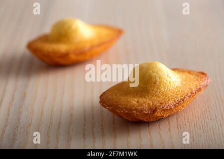 Zwei französische madeleine über einem Holztisch Stockfoto