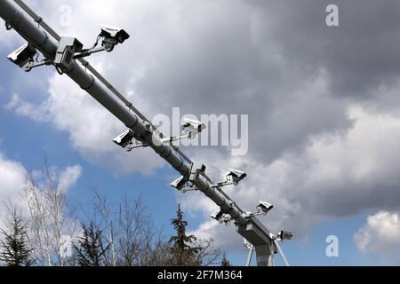 Mautkamera auf der Autobahn. Kamerasystem Mikrowellentechnik zur Überwachung des Straßenverkehrs in der Republik Bulgarien Stockfoto