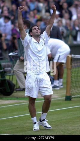 Pete Sampras gewinnt das Finale der Herren-Singles in Wimbledon Juli 2000Pete Sampras Tennisspieler feiert den Sieg der Herren-Singles gegen Patrick Rafter auf dem Center Court in Wimbledon Sampras besiegte Rafter 6-7 (10-12), 7-6 (7-5), 6-4, 6-2 Stockfoto