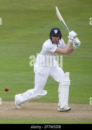 Derbyshire-Schläger Matt Critchley fährt während seiner Innings von 64 während des LV= Insurance County Championship-Spiels in Edgbaston, Birmingham. Bilddatum: Donnerstag, 8. April 2021. Stockfoto