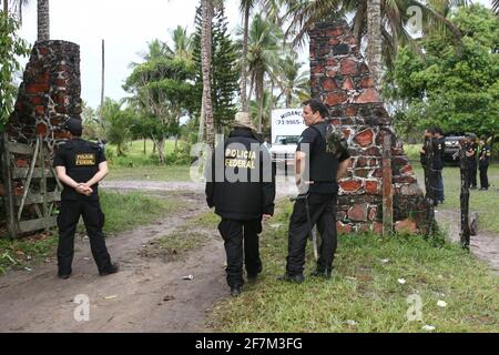 ilheus, bahia / brasilien - 1. februar 2012: Bundespolizisten führen den Wiedereinsetzungsbefehl für den von der Tupinamba Indio besetzten Hof durch Stockfoto