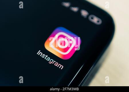 Barnaul. Russland. 9. Februar 2021: Instagram-Newl-Symbol auf dem Smartphone-Bildschirm Stockfoto