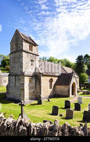 St. Margarets Kirche aus der Zeit um 1100 n. Chr. im Cotswold Dorf Bagendon, Gloucestershire Großbritannien Stockfoto