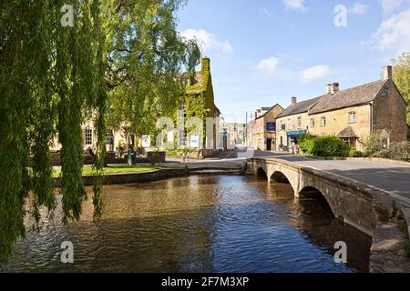 Neben dem River Windrush im Cotswold-Dorf Bourton am Wasser, Gloucestershire, Großbritannien Stockfoto