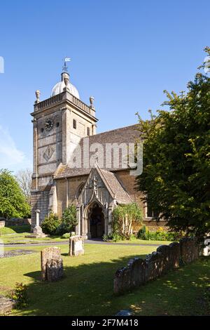 Die Kirche von St. Lawrence im Cotswold-Dorf Bourton on the Water, Gloucestershire, Großbritannien Stockfoto