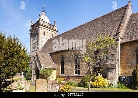 Die Kirche von St. Lawrence im Cotswold-Dorf Bourton on the Water, Gloucestershire, Großbritannien Stockfoto