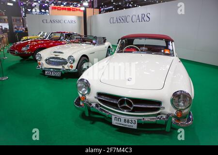 Bangkok, Thailand - 4. April 2021: Oldtimer Mercedes Benz 190SL W121, Austin Big Healey 3000 und Jaguar E-Type S1 wurden in BANGKOK INTERNATIONA ausgestellt Stockfoto