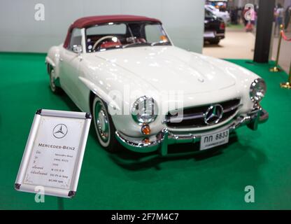 Bangkok, Thailand - 4. April 2021: Oldtimer Mercedes Benz 190SL W121 auf der BANGKOK INTERNATIONAL MOTOR SHOW 2021 ausgestellt Stockfoto