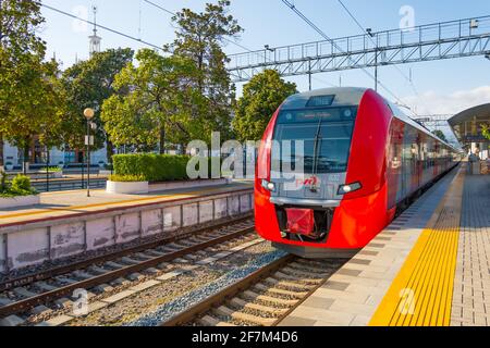 Elektrische Lokomotive Sotschi Hauptbahnhof, Lastochka rzd Russland Eisenbahnstraßen. Russland, Sotschi, 09. juli 2020 Stockfoto