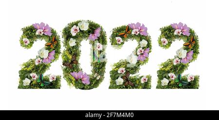 Konzept von Natur und Ökologie. Numbers Lettering 2022 im floralen Stil, schöne große weiße rosa Blüten, Efeu Reben wilden Weinberg. Stockfoto