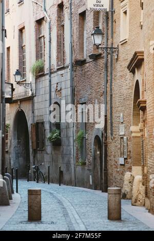 Typische Gasse in der Altstadt von Toulouse mit geparkten Fahrrad Stockfoto