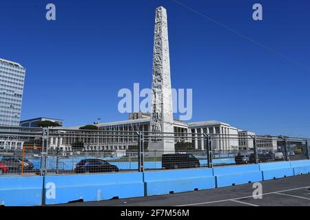 Rom, Italien, 8. April 2021 der Obelisk Marconi, oder EUR Obelisk, befindet sich am nächsten Wochenende auf dem Formel E-Rundkurs in Rom.Quelle:Roberto Ramacci Stockfoto