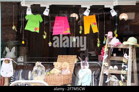 London, Großbritannien. 08. April 2021 Mary's Living & Giving Shop for Save the Children in Teddington, West London bereitet sich auf die Eröffnung am 12. April vor, wenn die Coronavirus-Regeln es zulassen. Andrew Fosker / Alamy Live News Stockfoto