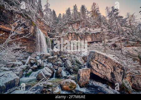 Wunderschöner Wasserfall Vallesinella in Madonna di Campiglio im Herbst, Nationalpark Adamello-Brenta, Trentino, Italien Dolomiten Stockfoto