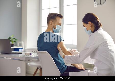 Junge Patienten erhalten während der saisonalen Impfkampagne am Impfstoff Klinik Stockfoto