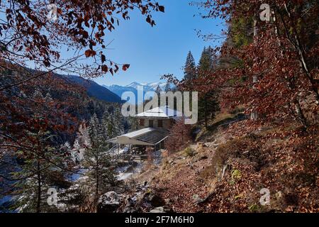 Wunderschöner Wasserfall Vallesinella in Madonna di Campiglio im Herbst, Nationalpark Adamello-Brenta, Trentino, Italien Dolomiten Stockfoto