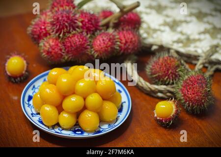 Wilder Rambutan mit gelbem Fleisch Stockfoto