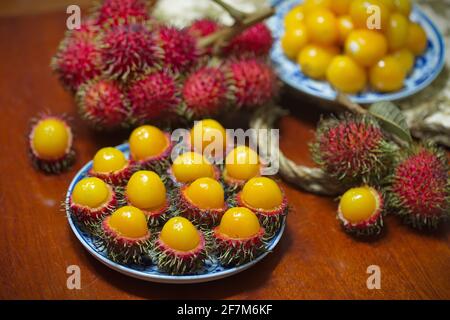 Wilder Rambutan mit gelbem Fleisch Stockfoto