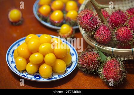 Wilder Rambutan mit gelbem Fleisch Stockfoto