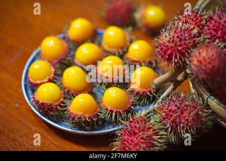 Wilder Rambutan mit gelbem Fleisch Stockfoto