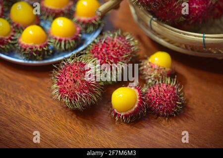 Wilder Rambutan mit gelbem Fleisch Stockfoto