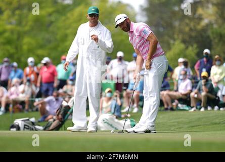 Augusta, Usa. April 2021. Dustin Johnson und sein Caddie, Bruder Austin, stellen sich während der ersten Runde des Masters 2021 im Augusta National Golf Club in Augusta, Georgia, am Donnerstag, den 8. April 2021, einen Putt auf dem vierten Loch auf. Foto von Kevin Dietsch/UPI Credit: UPI/Alamy Live News Stockfoto