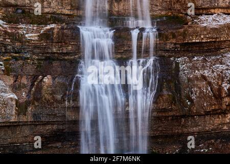 Wunderschöner Wasserfall Vallesinella in Madonna di Campiglio im Herbst, Nationalpark Adamello-Brenta, Trentino, Italien Dolomiten Stockfoto