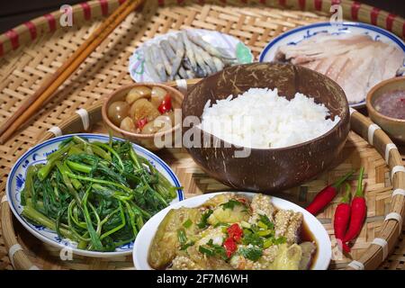 Traditionelles vietnamesisches Mittagessen für die ganze Familie Stockfoto