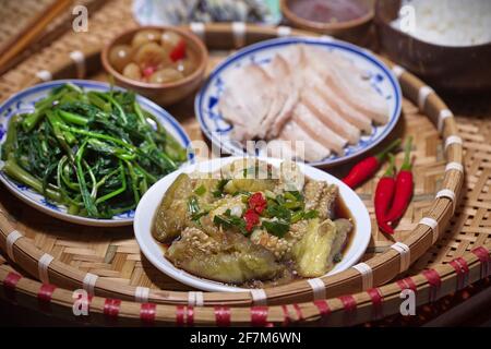 Traditionelles vietnamesisches Mittagessen für die ganze Familie Stockfoto